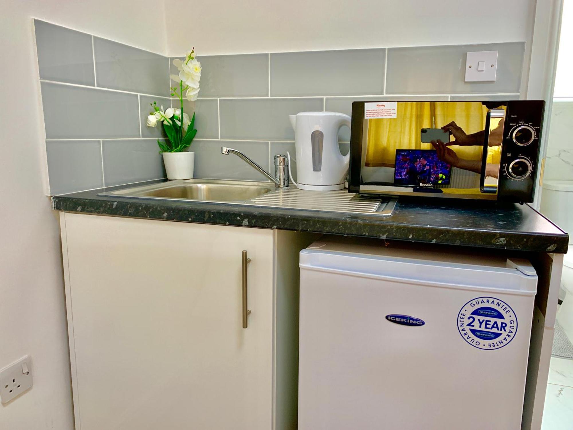 London Studio Apartments, Private Bathroom, Kitchenette, Parking, Np2 Exterior photo
